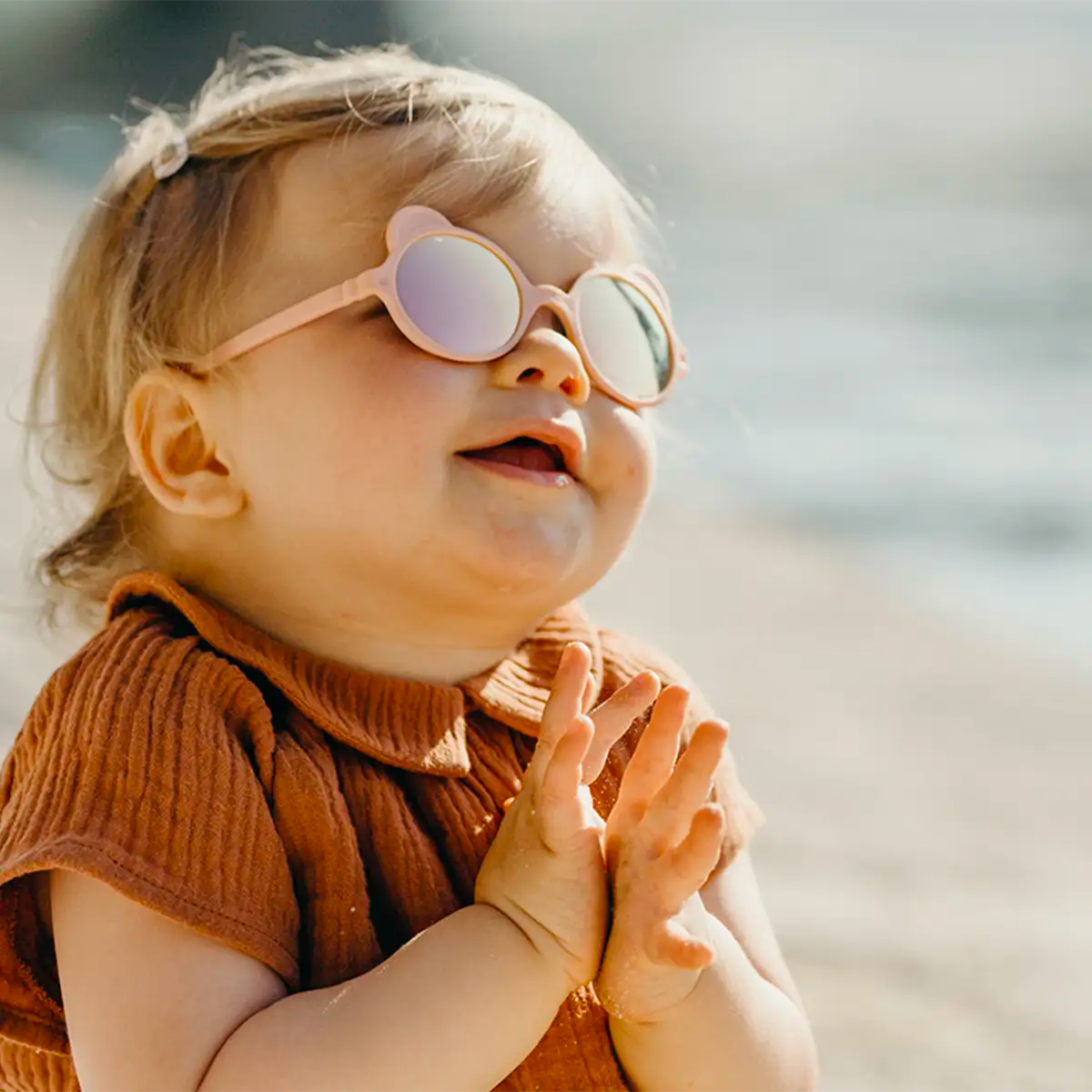 Enfant portant lunette de soleil ourson 