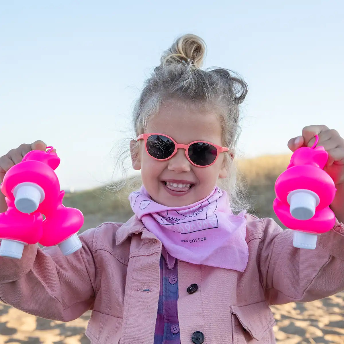 Fille souriante avec lunette soleil orange