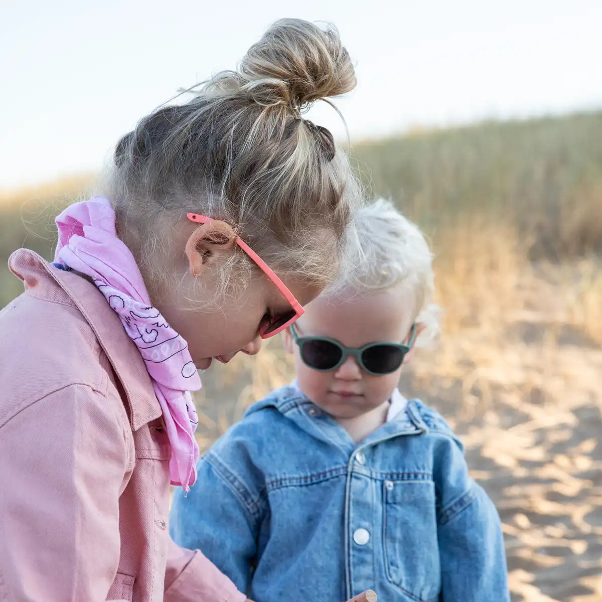 2 enfants à la plage avec protection solaire